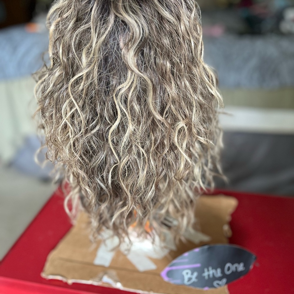 Luxurious Wavy Ash Blonde Wig